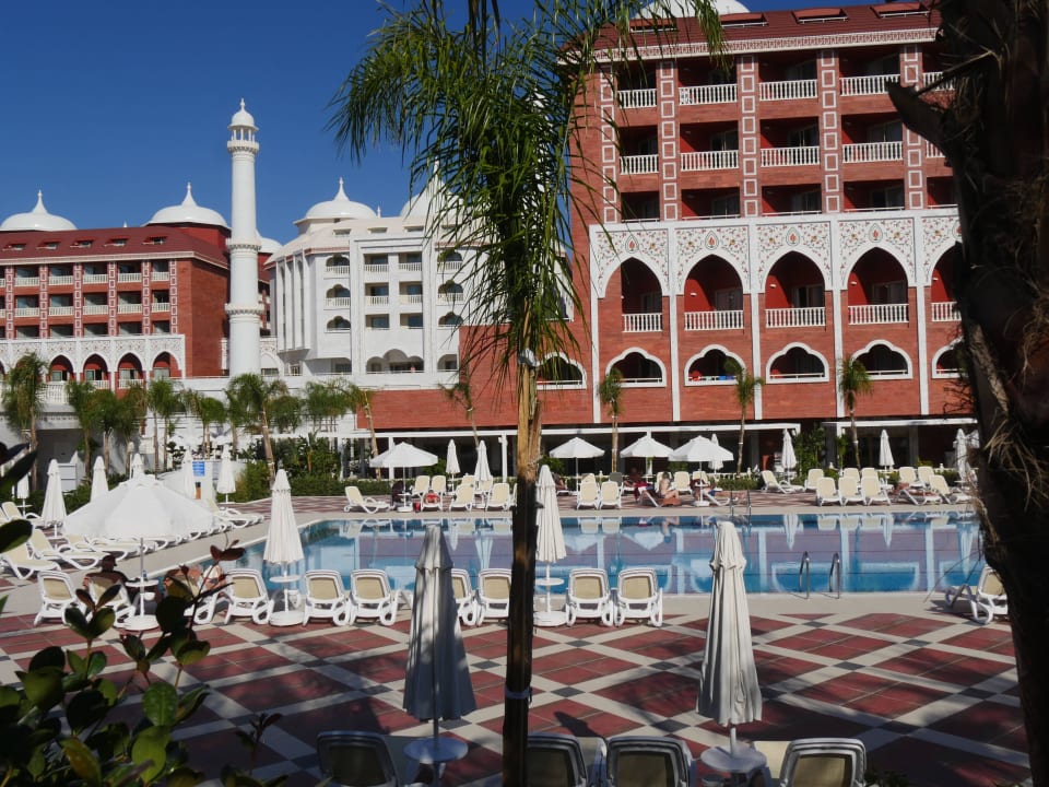 Blick auf das Royal Taj Mahal von der Strandseite Royal Taj Mahal Hotel
