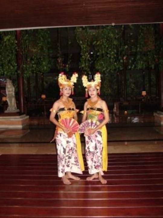 Abendliche Tanzdarbietung im Eingangsbereich Paradisus by Melia Bali