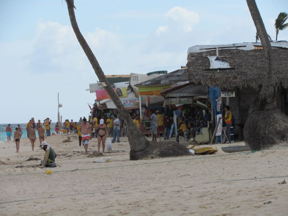 Buden rechts außerhalb JOIA Bávaro by Iberostar