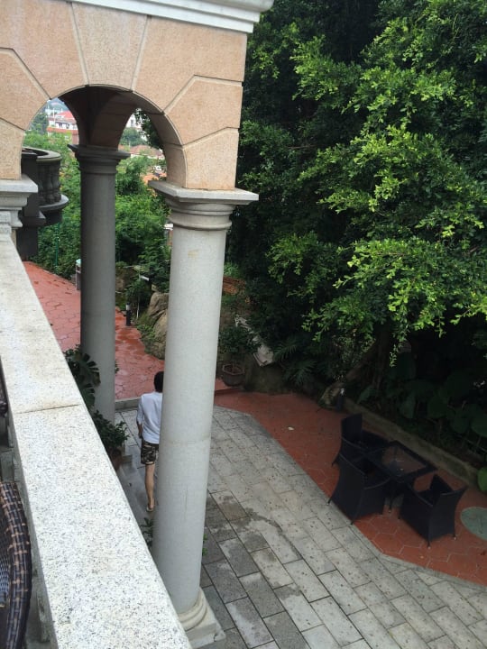 Hoteleingang vom Balkon des Zimmers Guiyuan Resort