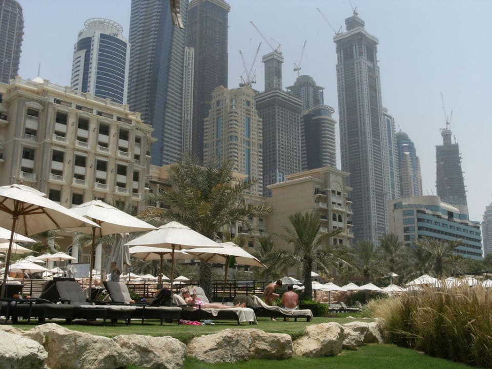 Blick vom Strand "Westin" auf unser Hotel Le Meridien Mina Seyahi Beach Resort & Waterpark