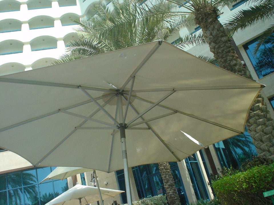 Sonnenschirme etwas in die Jahre gekommen Ajman Hotel
