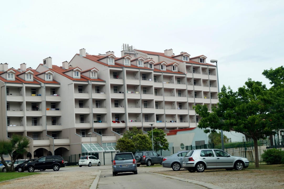 Hotel von aussen gesehen (Strassenseite) Hotel Baska