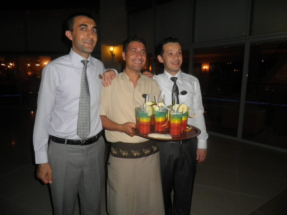 Sehr freundliches Personal mit Cocktails Alaiye Resort & Spa