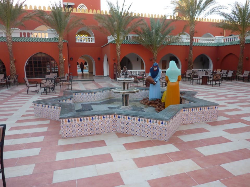 Kaffeteria / Hof  Pickalbatros Alf Leila Wa Leila Resort - Neverland Hurghada