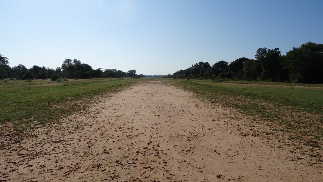 Der Airstrip. Kein Acker ? Africa Safari Selous