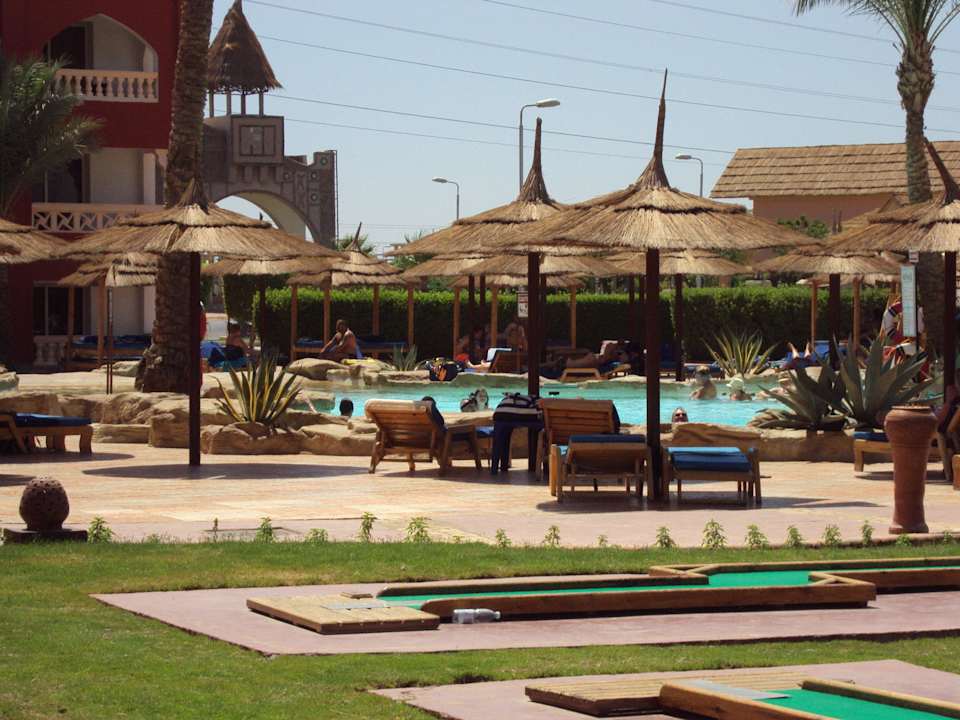 Pool an der Oasisbar Pickalbatros Alf Leila Wa Leila Resort - Neverland Hurghada