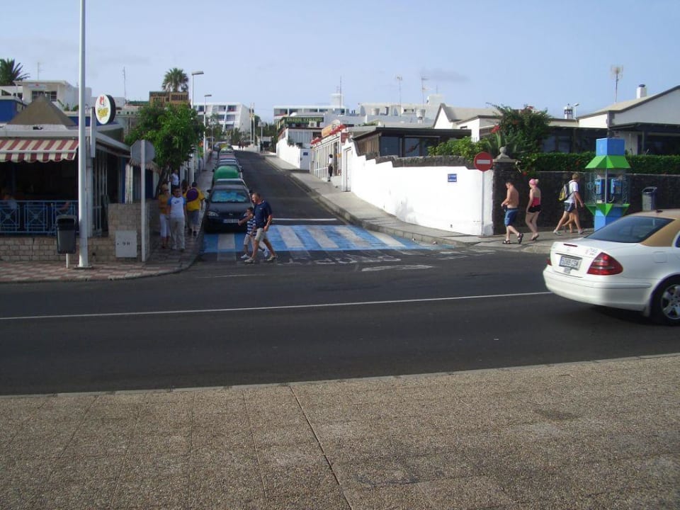 Straße vom Strand zum Hotel Ereza Apartamentos Los Hibiscos- Adults Only