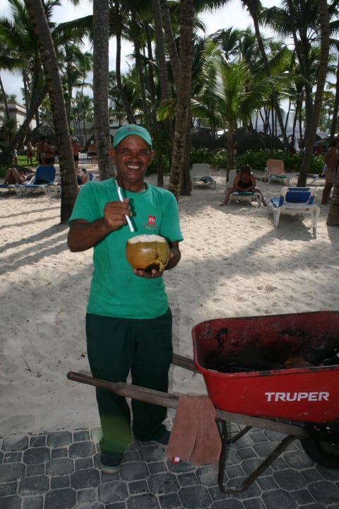 Für 1 Dollar: Kokusnuss zum trinken oder essen Hotel Riu Bambu