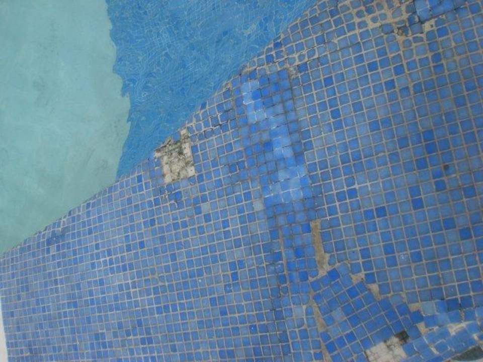 Umrandung des Pools war völlig zerstört Bei Juan Playa Blanca