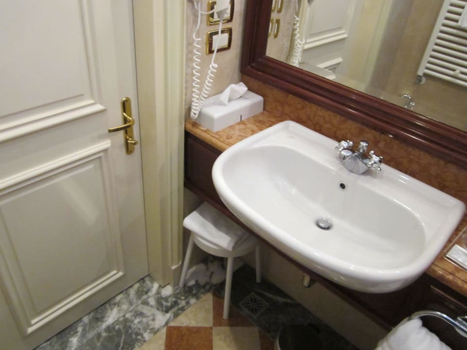 Detail Bad Hotel Antiche Figure