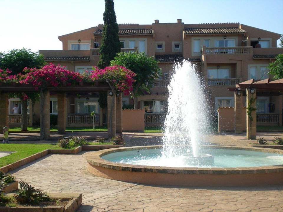 Springbrunnen  mit Appartementgebäude Aparthotel Ciudad Laurel