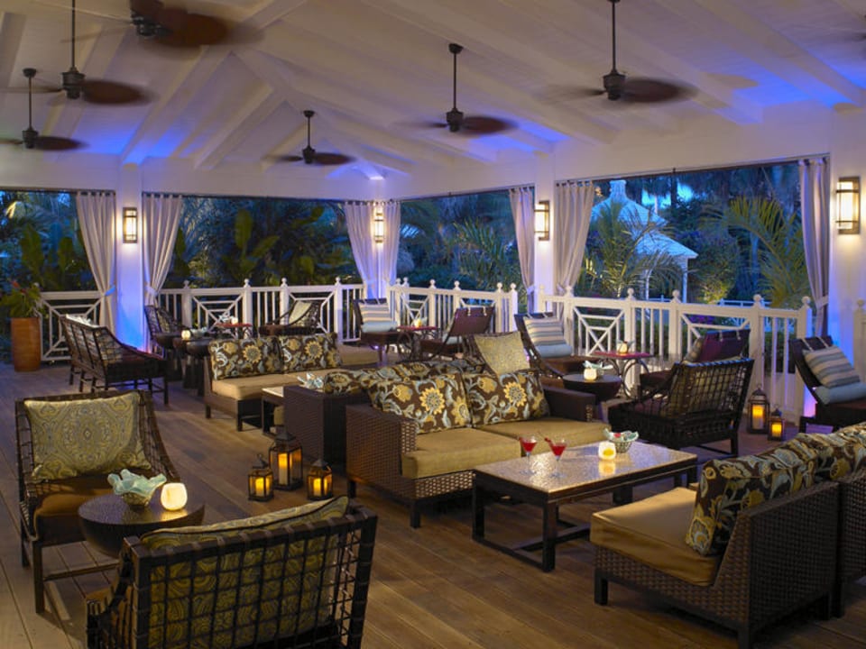 Essensia Lounge Terrace The Palms Hotel & Spa