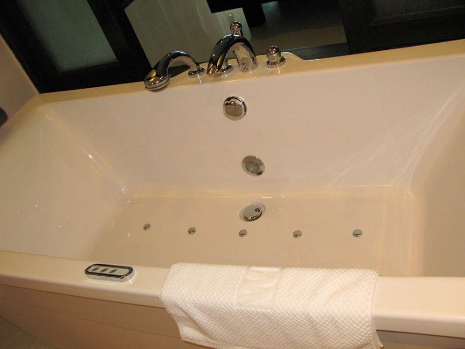 Badewanne mit Whirlfunktion La Flora Khao Lak