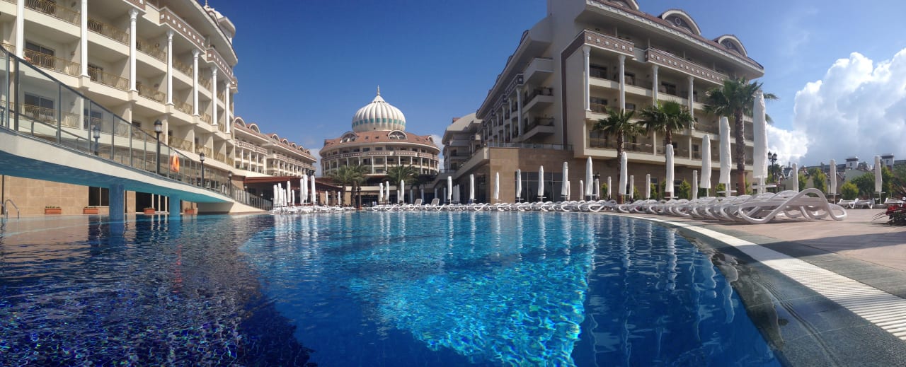 Vom Pool zum Haupthaus Kirman Belazur Resort & Spa