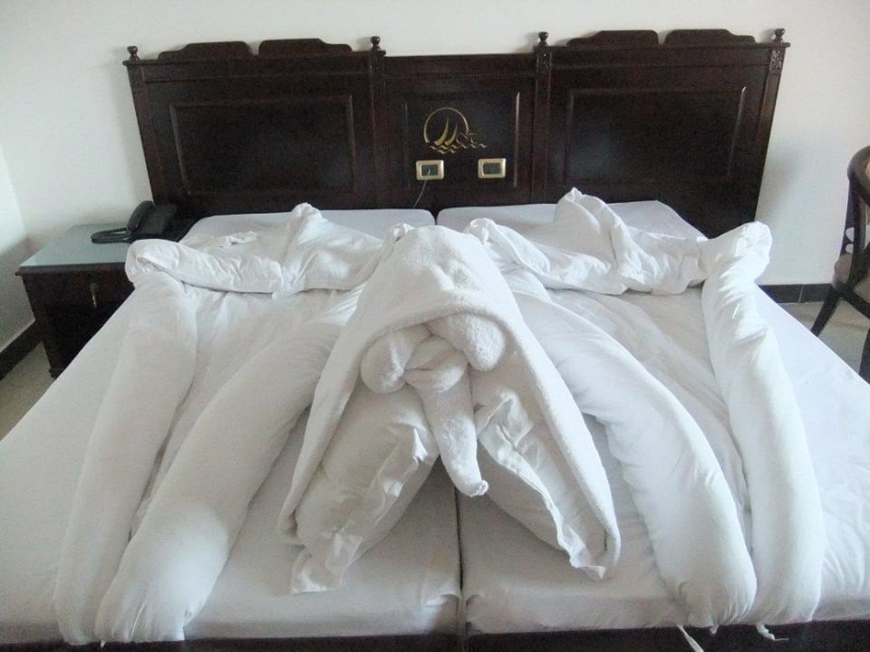 Täglich neue Dekoration auf dem Bett Three Corners Happy Life Beach Resort