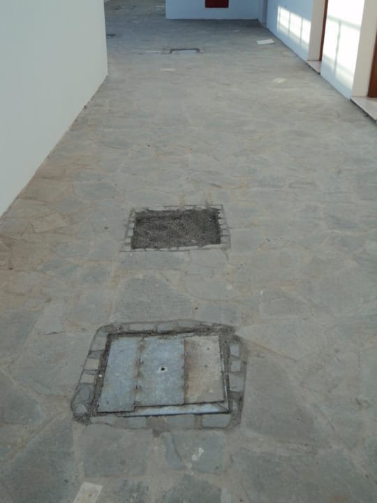 Direkt vorm Zimmer, nachts oft unbeleuchtet Kresten Palace Hotel