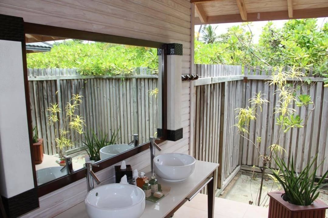 Das offene Bad Kuredu Island Resort & Spa