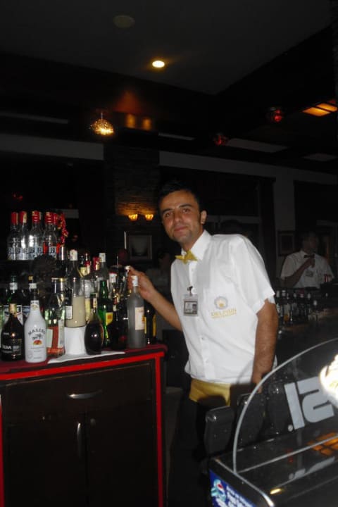 Serkan in der Lobby Bar Hotel Delphin Diva