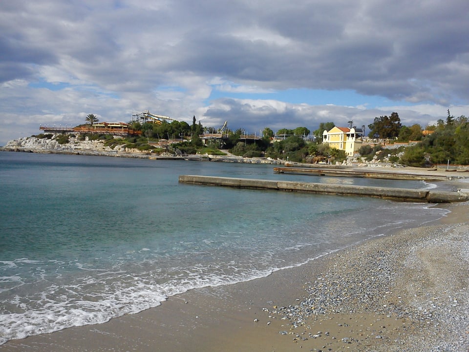 Blick vom Strand zum Wasserpark Hotel Pine Bay Holiday Resort