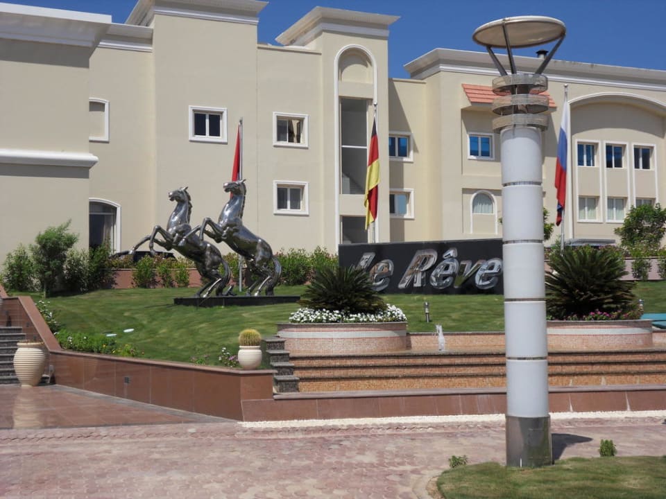 Vor dem Hotel Premier Le Reve Hotel & Spa