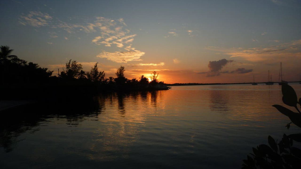 Sonnenuntergang beim kleinen Hotelstrand Hotel Marriott Key Largo Bay Resort