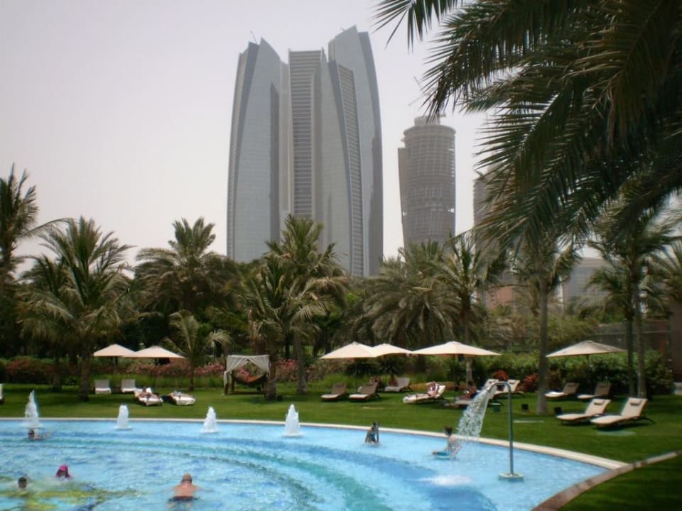 Skyline - weit weg - aber beeindruckend! Emirates Palace Mandarin Oriental