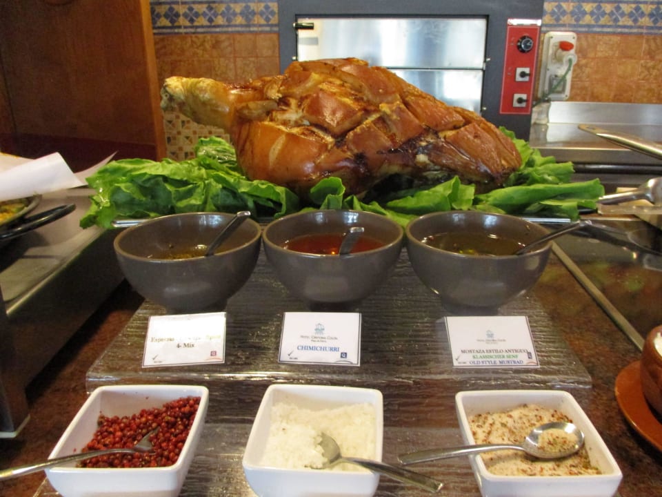 Fleisch und Soßenauswahl allsun Hotel Cristóbal Colón