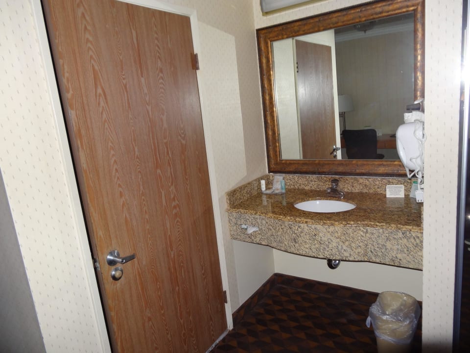 Waschtisch im Zimmer Quality Inn & Suites Los Angeles Airport - LAX