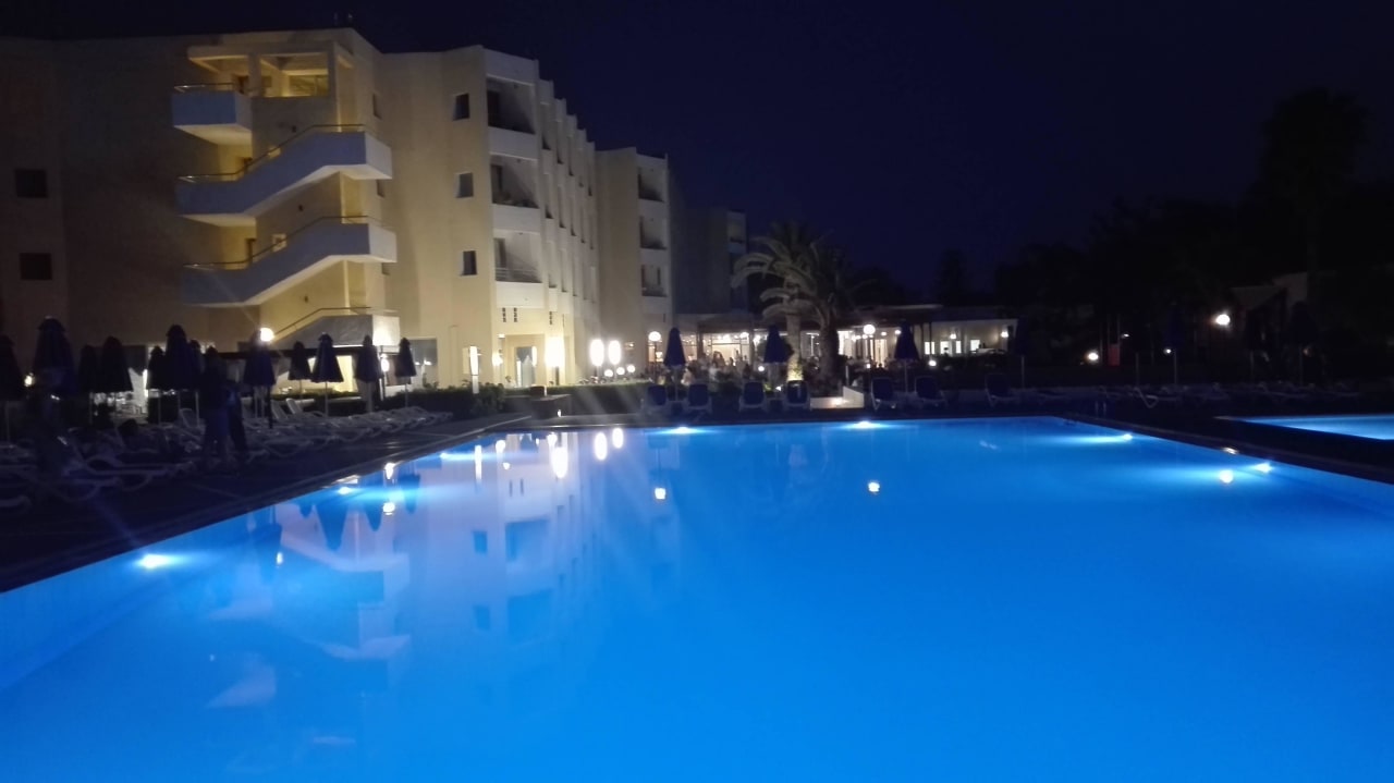 Poolblick auf´s Haupthaus Dessole Dolphin Bay Resort
