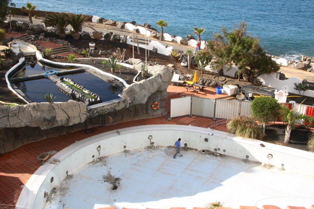 Arbeiten am Pool H10 Timanfaya Palace - Adults only