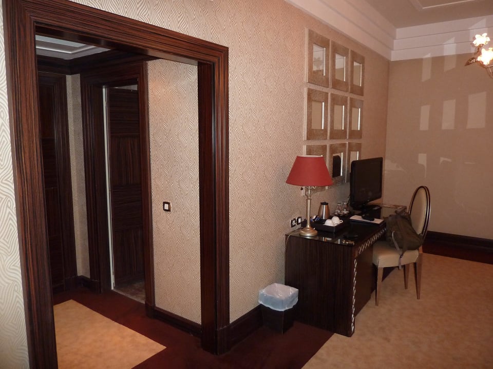 Durchgang zum Wandschrank und zum Bad Anantara New York Palace Budapest Hotel
