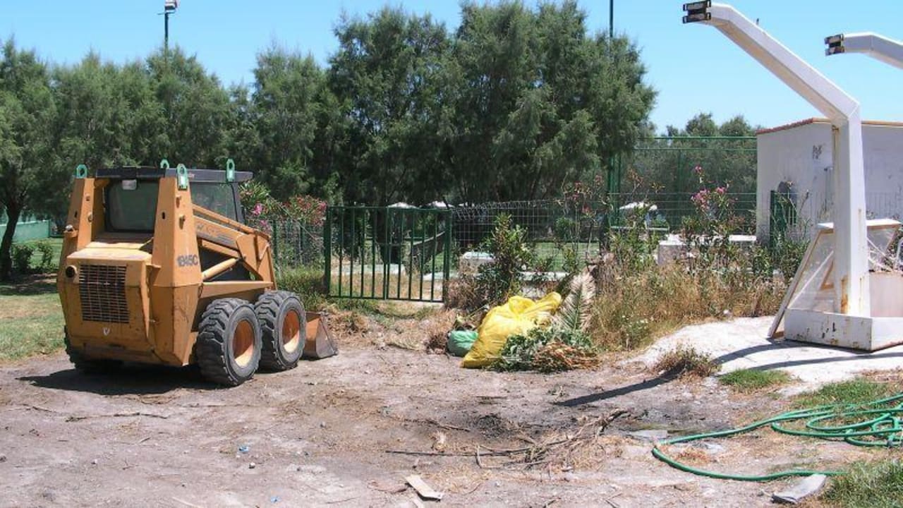 Müll und defekte Sportgeräte neben dem Tennisplatz Hotel Calypso Beach
