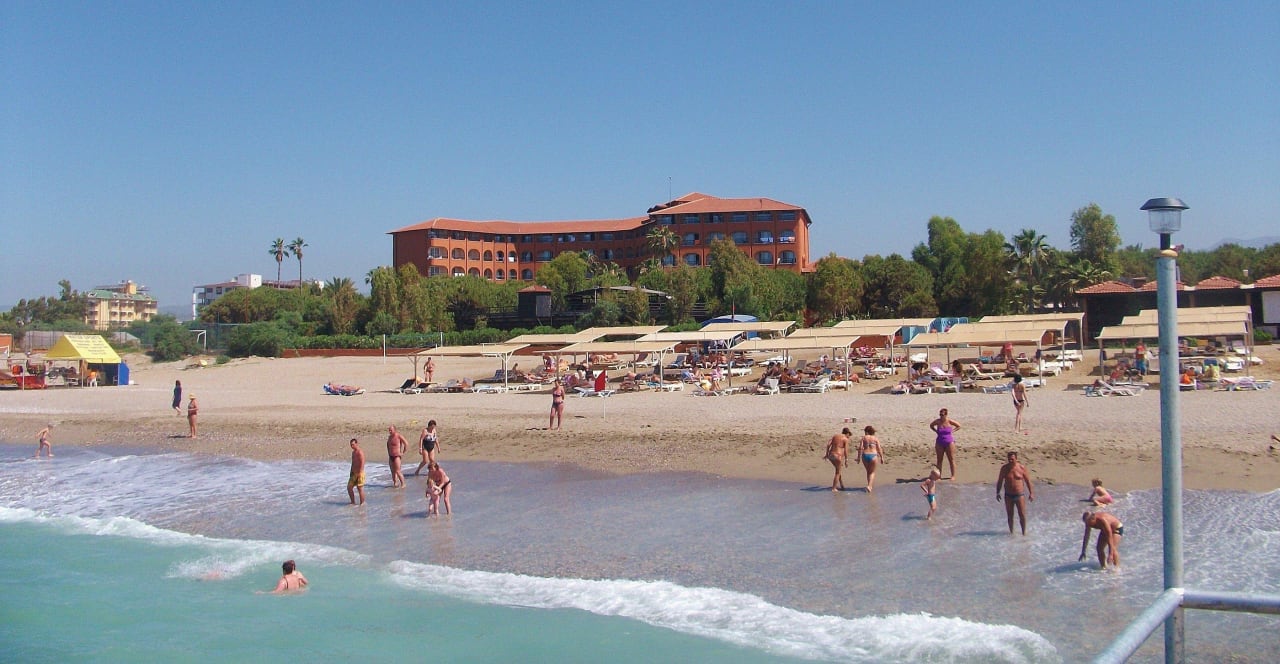 Hotel vom Steg aus gesehen Club Turtas Beach Hotel