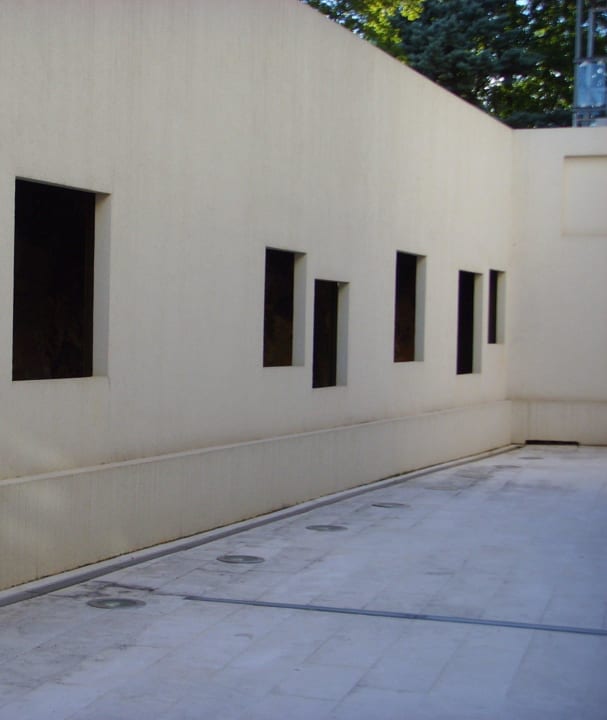 Felsen in Architektur integriert im Innenhof Wyndham Grand Novi Vinodolski Resort - The View & Family Apartments