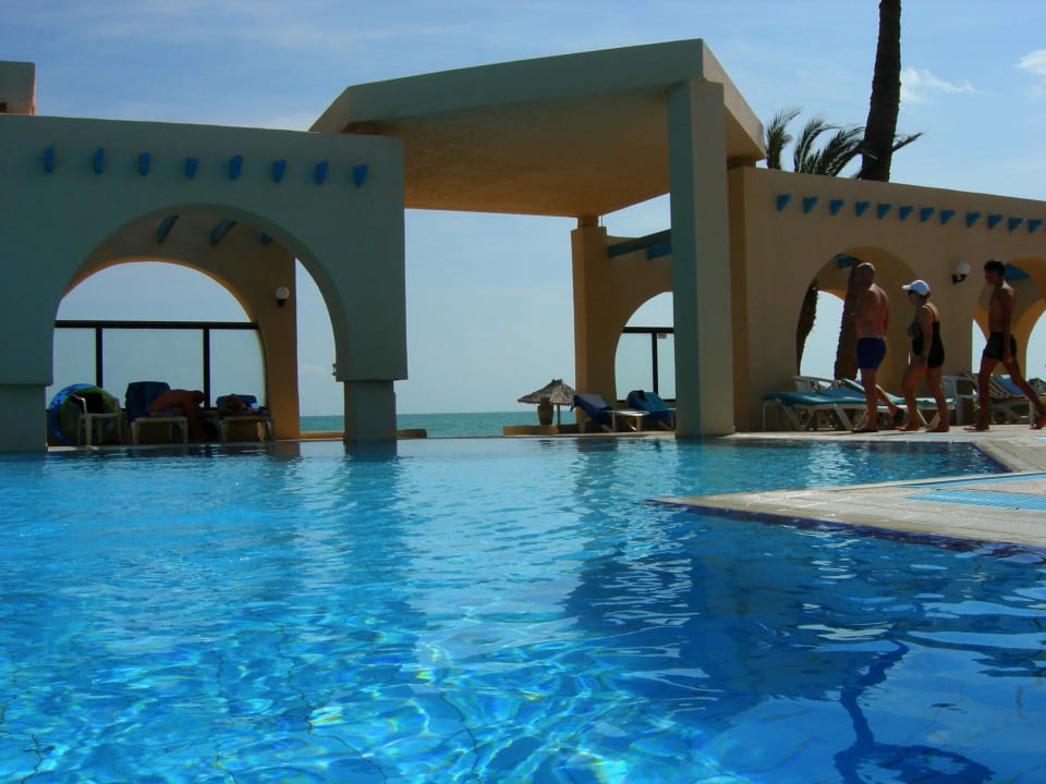 Pool und Meer gehen ineinander über Zita Beach Resort