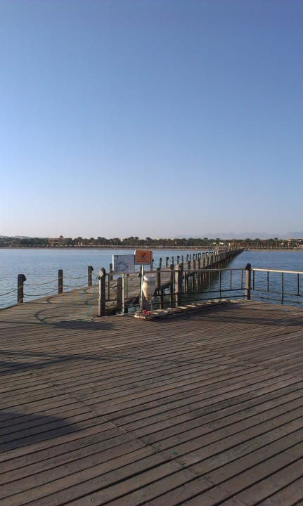 Blick von der Seebrücke Richtung Hotel Stella Beach Resort & Spa Makadi Bay