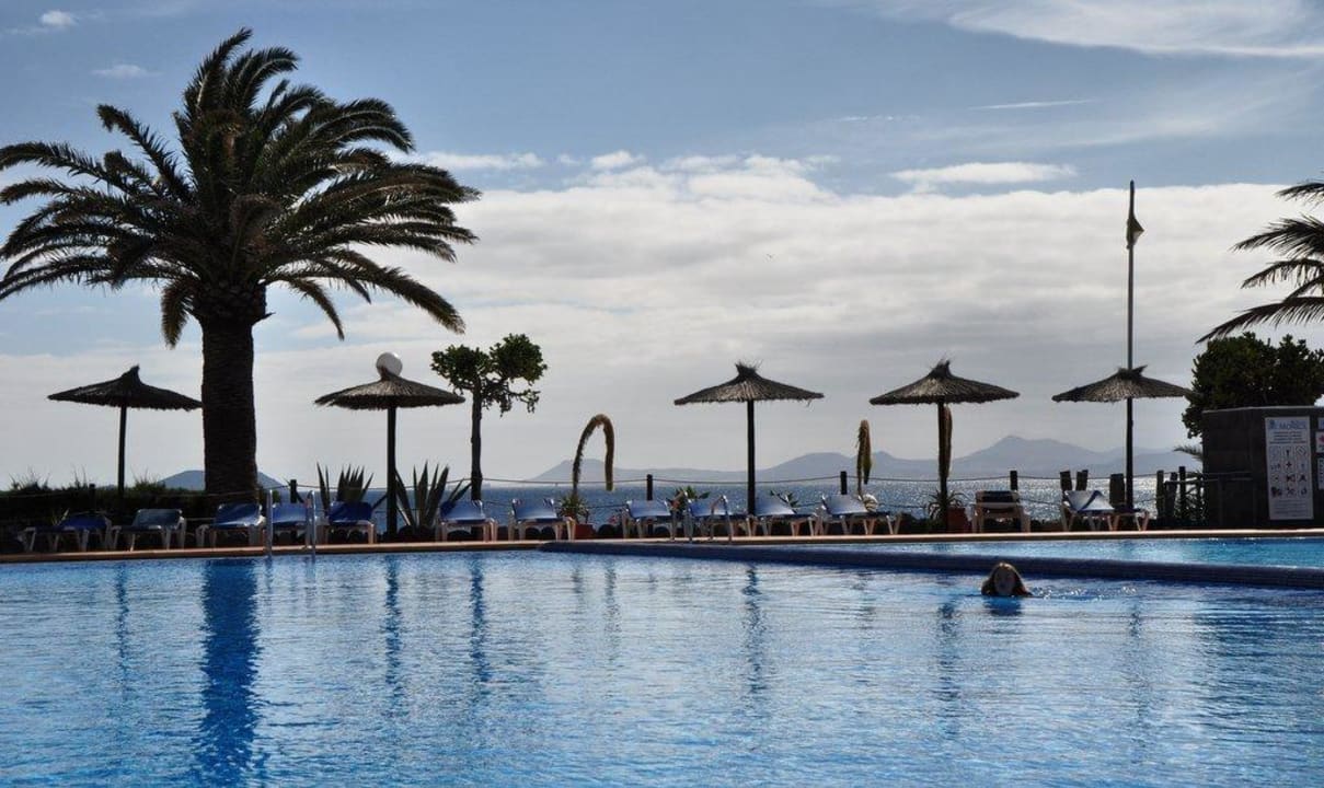 Blick über den Pool hinüber nach Furteventura SBH Hotel Royal Monica