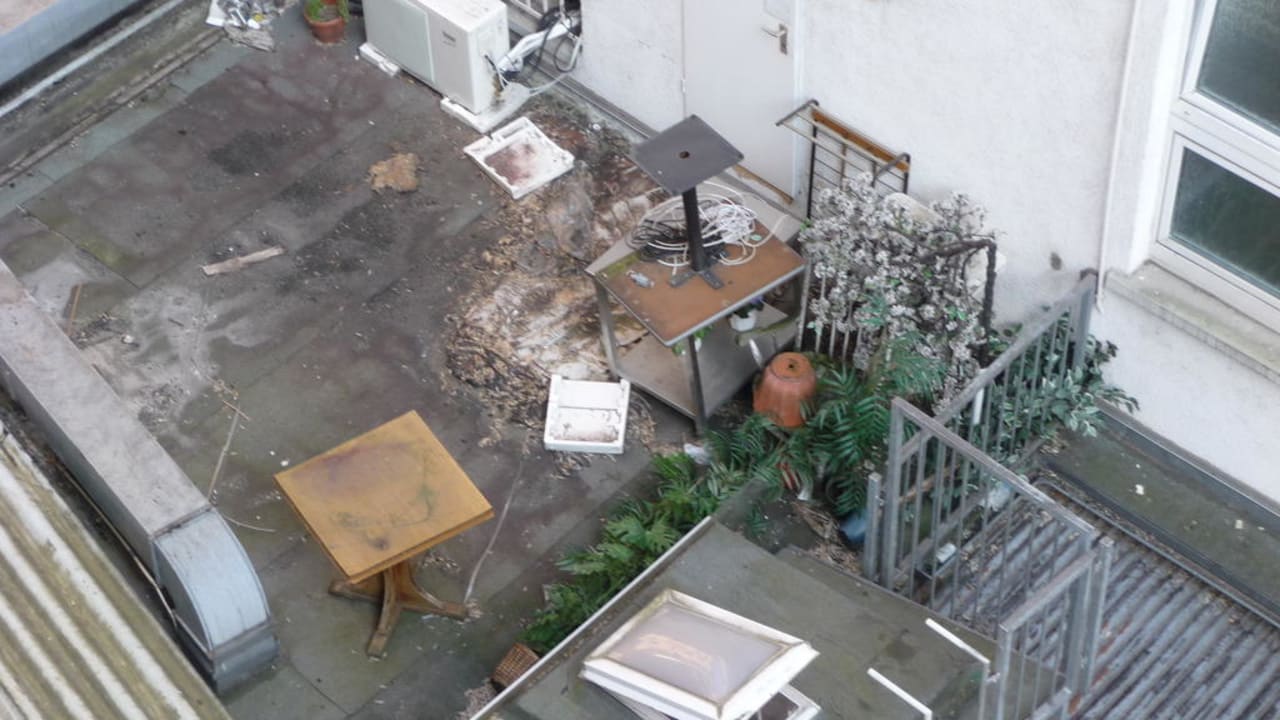 Müllhalde im Innenhof ibis Styles Frankfurt City