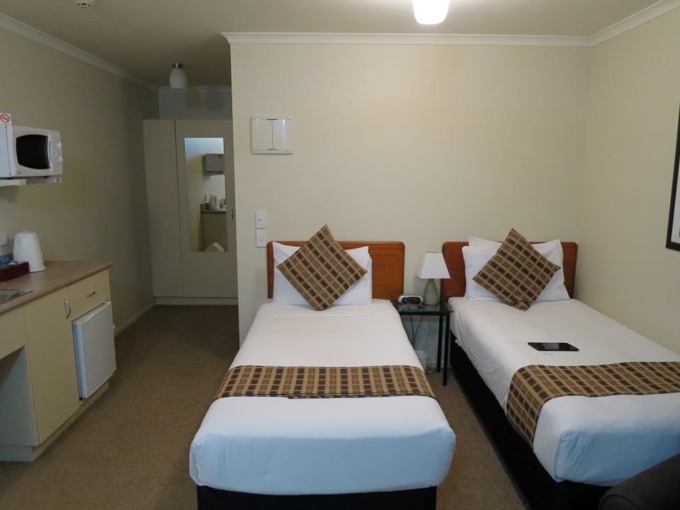 Zimmer BKs Pioneer Motel