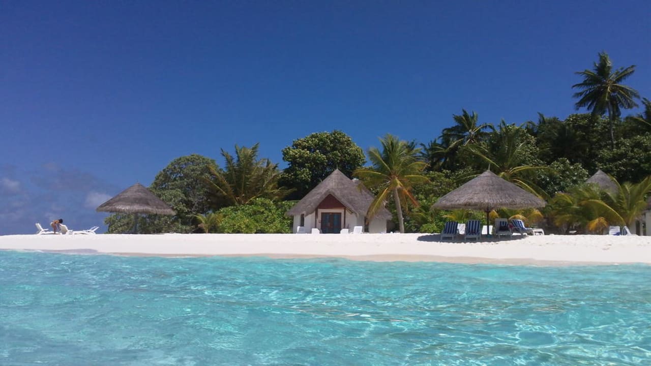Strand vom Wasser aus Thulhagiri Island Resort