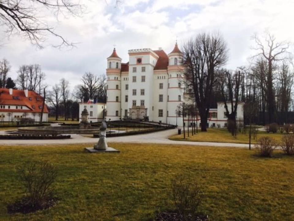 Front hotelu, z lewej budynek recepcji i spa. Pałac Wojanów