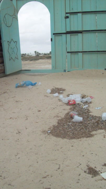 Acces plage:enjamber les poubelles Sidi Mansour Resort & Spa