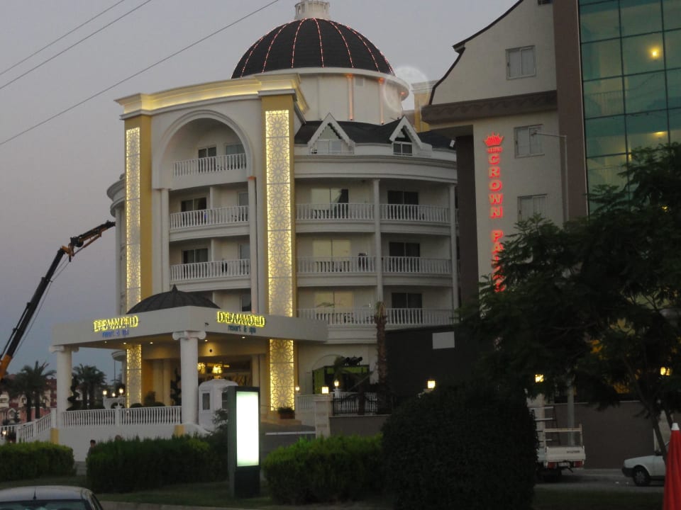 Dream World-rechts das Crown Dream World Resort & Spa