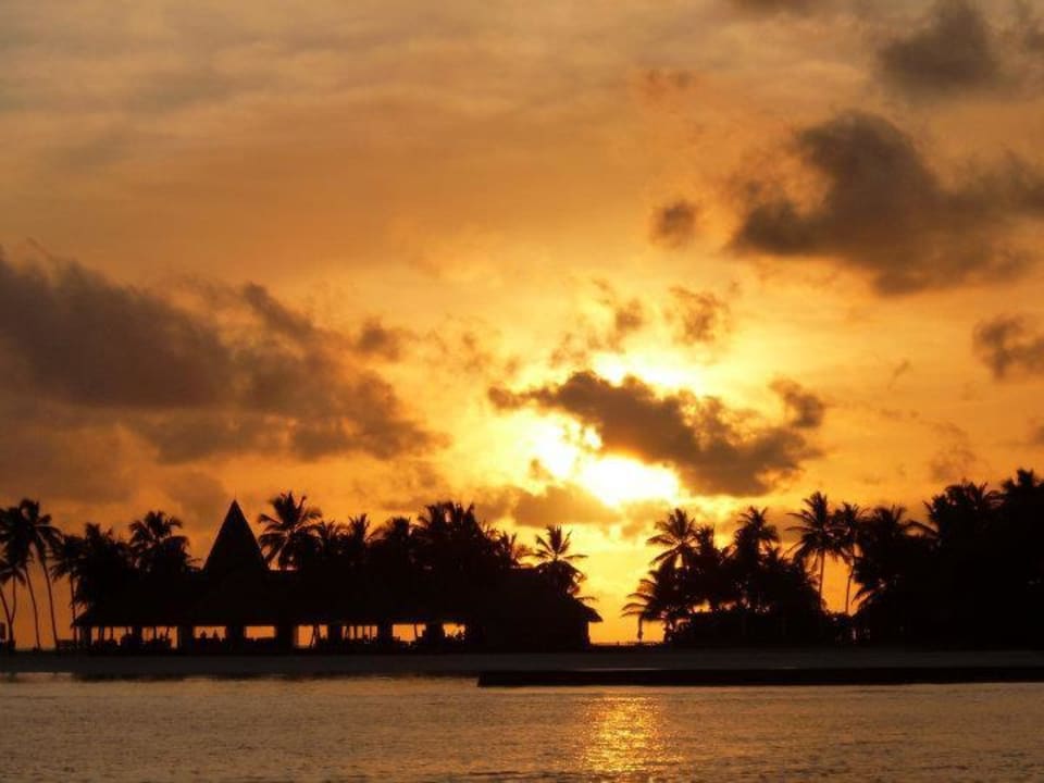 Sonnenuntergang beim Hotel Veligandu Veligandu Maldives Resort Island