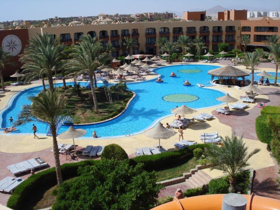 Blick auf den Pool am Haupthaus Hotel Nubian Village