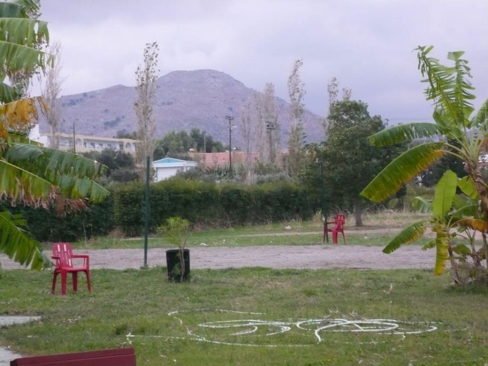 Volleyballfeld ohne Netz...aber Allinklusive... Irene Palace Beach Resort