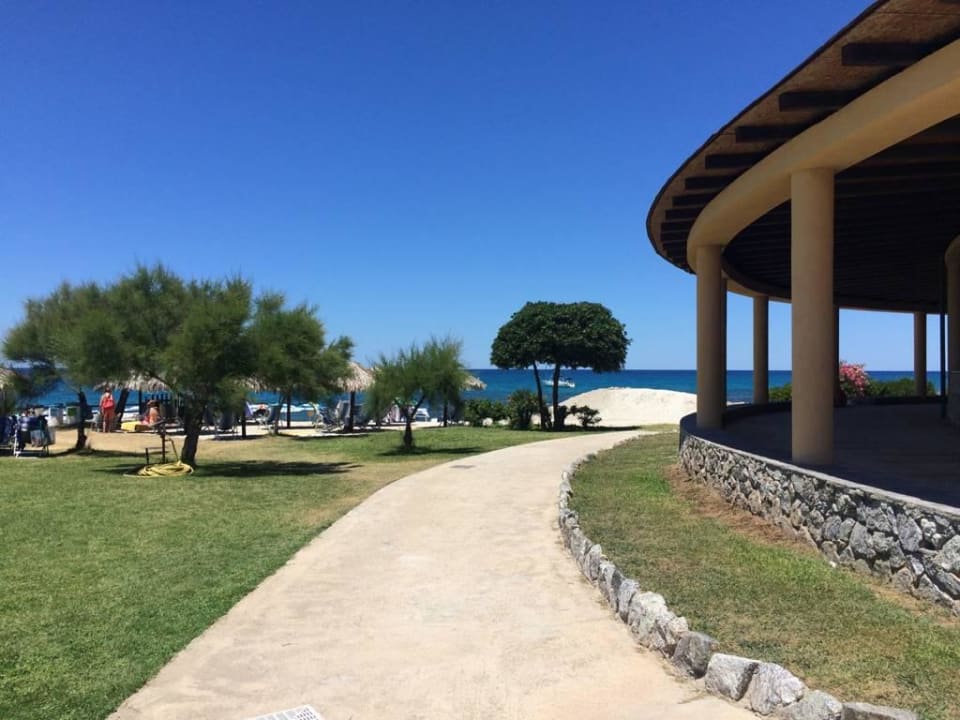Weg vorbei am Restaurant zum Strand Villaggio Torre Ruffa Robinson