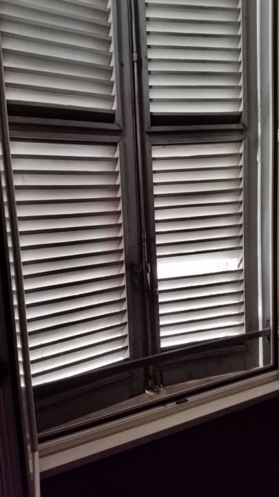 Fensterladen kaputt und dreckig Hotel MF