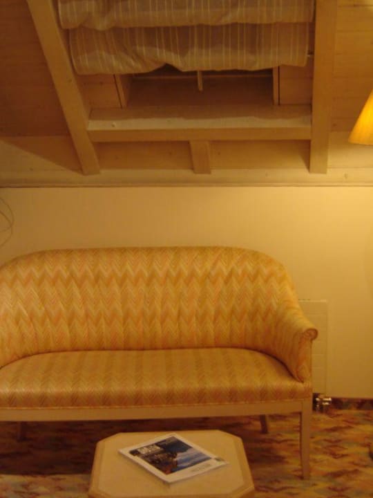 Kleine Couch unter der Dachschräge Hotel Thessoni Classic Zürich